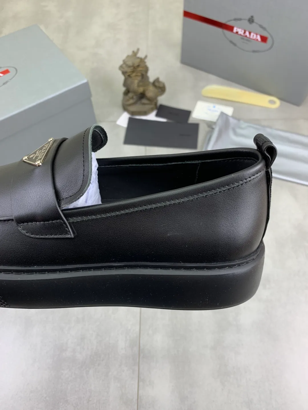 Men's Men's Shoes 💰P560 💰【New Style】 The latest model of high-quality PRADA classic men's shoes has been launched on the official website in 1:1 copy, synchronized in Hong Kong and on the same catwalk; all made of calfskin➕imported cowhide lining, 🍡🍡original rubber outsole, non-slip and wear-resistant; comfortable on the feet, attractive style, fine workmanship, and simple and neat shoe lasts, showing the courage and toughness of men, 👍sizes 38 to 44 (45 can be customized) black and white Blue color🉑️choose